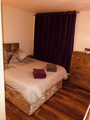 Iron/ironing board, Internet, bed sheets - Vibrant Apartment at The Shore in Leith (Edinburgh)