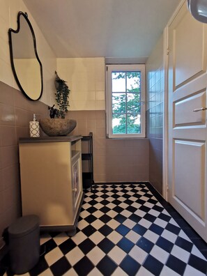 Shower, hair dryer, towels, soap - Vacation home in southern Sweden-Hus Gammal Dam (pet hair free) for up to 6 people (Eringsboda)