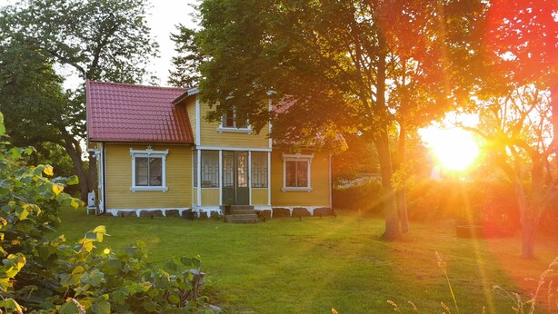 A yellow house with a red roof, surrounded by a well-maintained lawn and trees. - Vacation home in southern Sweden-Hus Gammal Dam (pet hair free) for up to 6 people (Eringsboda)