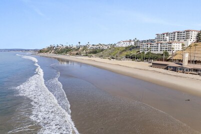 Hideaway C- Walk to the beach, Downtown, AC!