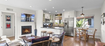 Hideaway B- Walk to the beach, Downtown, AC!