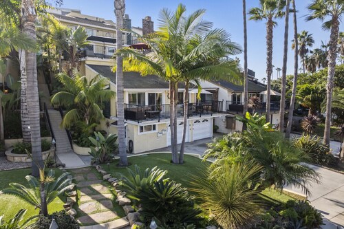 6 Bedroom-Sleeps 18!  Walk to Beach, wedding venues Casino and Ole Hanson!