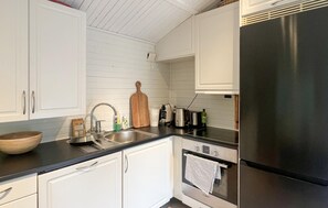 Jääkaappi, uuni, liesi, astianpesukone