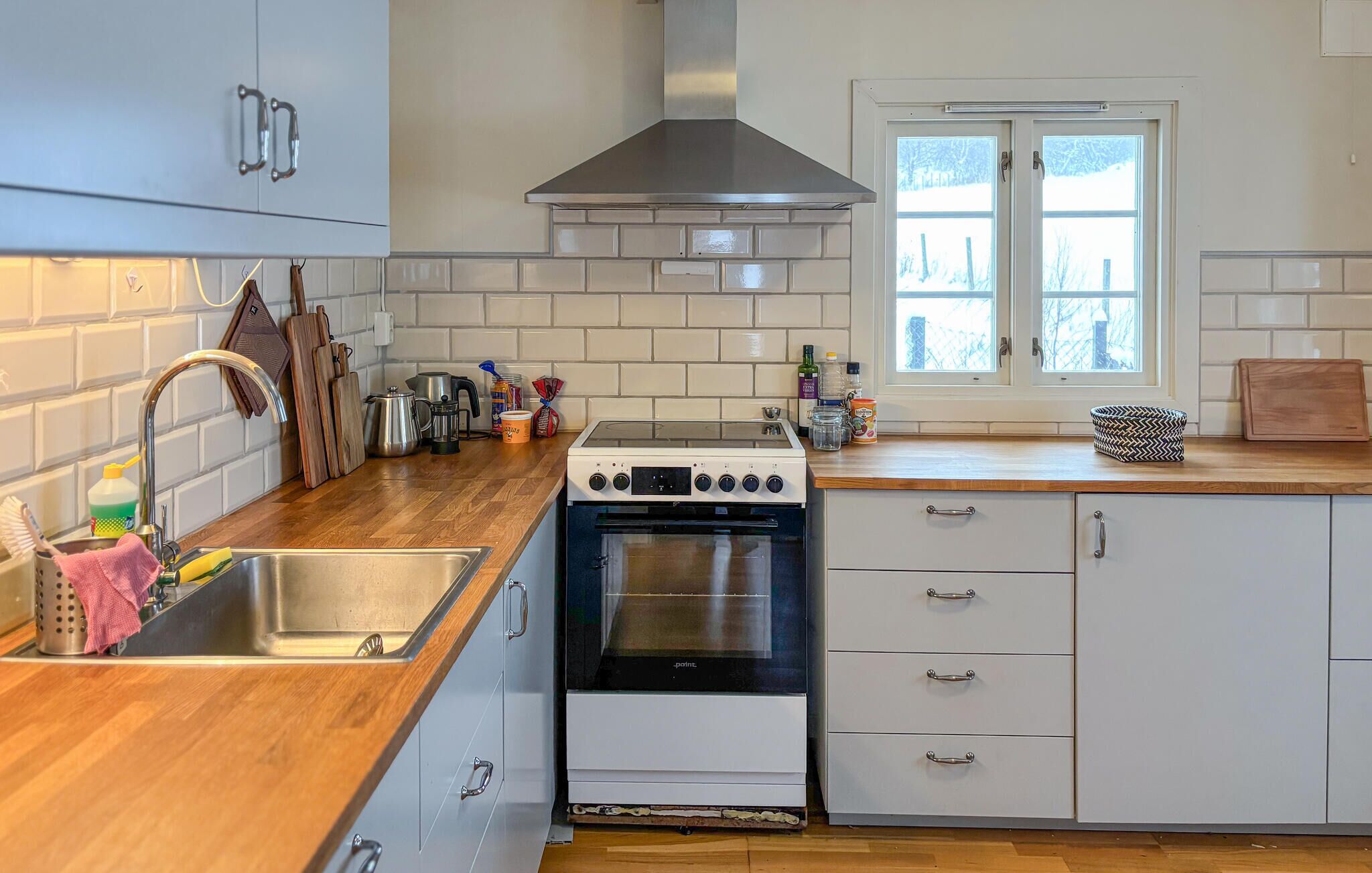 Jääkaappi, uuni, liesi, astianpesukone