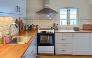 Kjøleskap, ovn, kokeplater og oppvaskmaskin