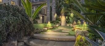 Bright 3BR Beach Condo- Walk to Beach, Wedding Venues and Restaurants!