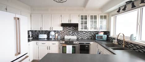 Microondas, horno, placa de cocina y lavavajillas