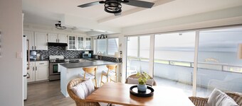 Qualicum Beach Sunset Waterfront Retreat