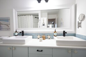 Sèche-cheveux, bidet, serviettes fournies, savon