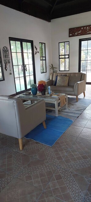 Bungalow - 2 sovrum - tillgänglighetsanpassat - rökare | Vardagsrum | Böcker