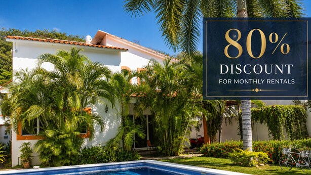 Vista da piscina de uma casa com placa oferecendo 80% de desconto para aluguéis mensais.