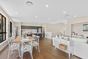 Dining - Sun-Drenched. Brand-New Home. Sleeps 11 (Green Point)