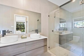 Shower, hair dryer, towels, shampoo - Ruby Lodge by Coast Hosting (Green Point)