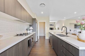 Fridge, microwave, oven, stovetop - Ruby Lodge by Coast Hosting (Green Point)