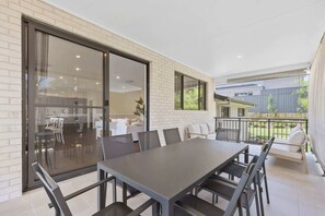 Outdoor dining - Ruby Lodge by Coast Hosting (Green Point)