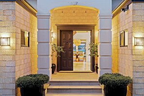 Exterior detail - Deep Waterfront Estate | Jetty, Sleeps 10, Views (Koolewong)