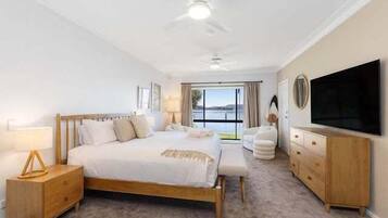 Desk, iron/ironing board, WiFi, bed sheets