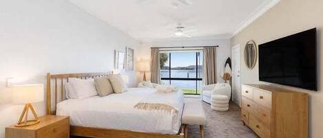 Desk, iron/ironing board, WiFi, bed sheets