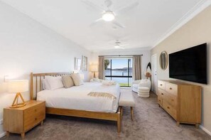 5 bedrooms, desk, iron/ironing board, WiFi - Waters Edge by Coast Hosting (Koolewong)