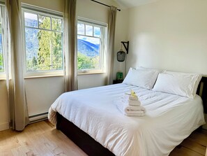 Desk, iron/ironing board, travel cot, free WiFi - Bright Modern Hillside Stay • 3 Min To Downtown • Family & Pet Friendly • HotTub (Nelson)