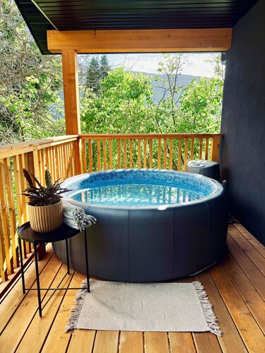 Bright Modern Hillside Stay • 3 Min To Downtown • Family & Pet Friendly • HotTub