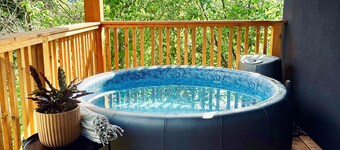 Bright Modern Hillside Stay • 3 Min To Downtown • Family & Pet Friendly • HotTub