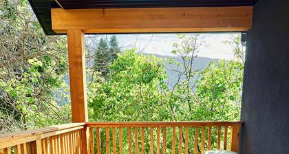 Bright Modern Hillside Stay • 3 Min To Downtown • Family & Pet Friendly • HotTub