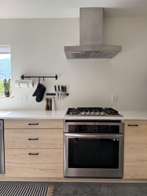 Four à micro-ondes, un four, surface de cuisson, lave-vaisselle