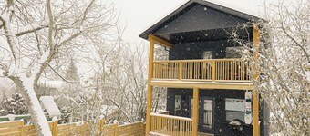 Bright Modern Hillside Stay • 3 Min To Downtown • Family & Pet Friendly • HotTub