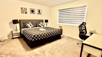 Een strijkplank/strijkijzer, wifi, beddengoed