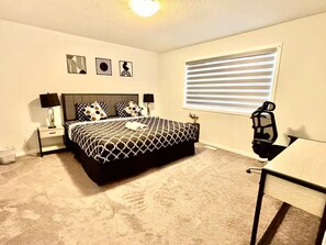 Een strijkplank/strijkijzer, wifi, beddengoed