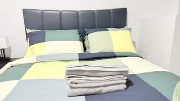 Tabla de planchar con plancha, wifi, ropa de cama