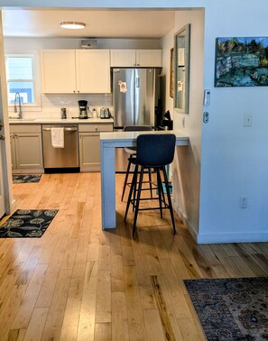 Jääkaappi, mikroaaltouuni, uuni, liesi