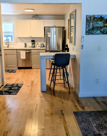 Fridge, microwave, oven, stovetop. Walk to the Lake. Quiet Neighborhood with 2 Comfy Beds