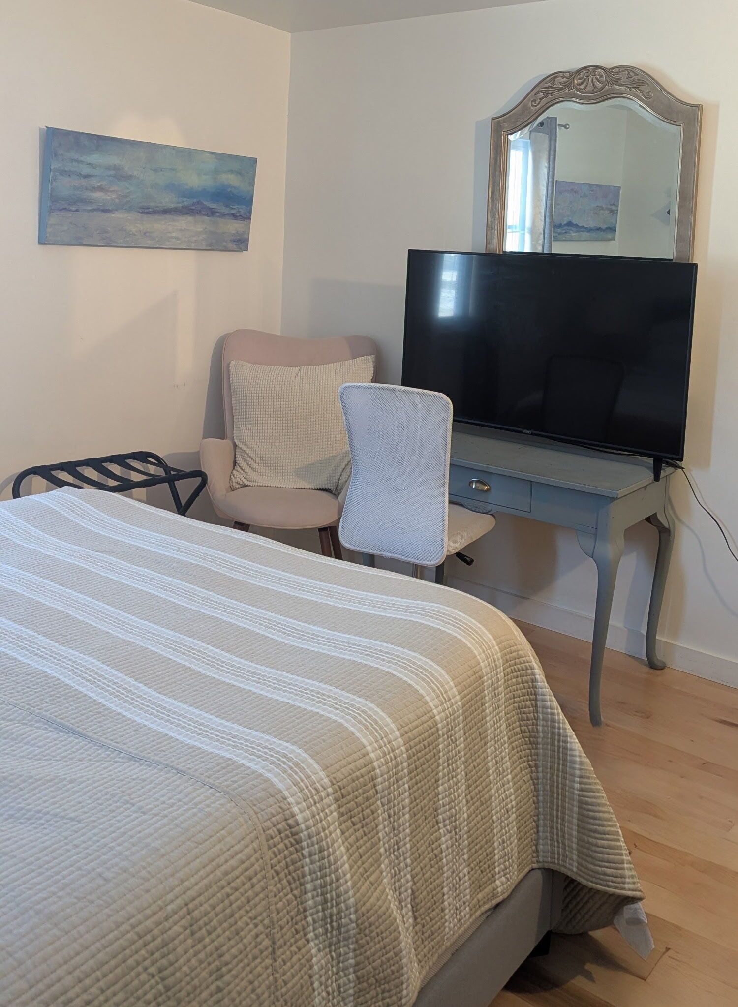 Planxa i posts de planxar, wifi gratuïta i roba de llit 