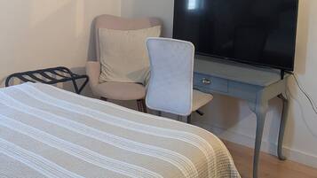 Iron/ironing board, free WiFi, bed sheets