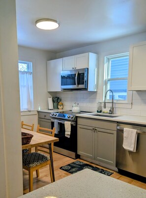 Fridge, microwave, oven, stovetop - Walk to the Lake. Quiet Neighborhood with 2 Comfy Beds (Burlington)