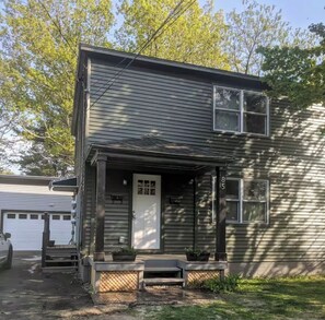 Exterior - Walk to the Lake. Quiet Neighborhood with 2 Comfy Beds (Burlington)