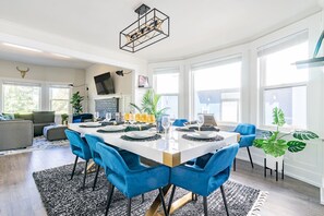 Dining - 7BR | Patio, BBQ | West Seattle | Sophari Home I (Seattle)