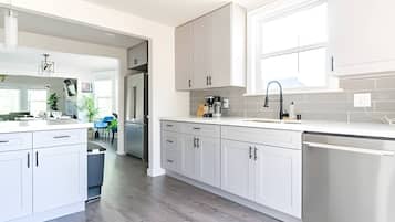 Refrigerador, microondas, horno y parrilla de estufa