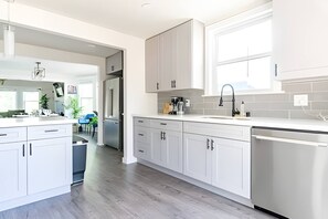 ثلاجة، ميكروويف، فرن، موقد طهي مسطح