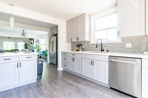Fridge, microwave, oven, stovetop - 7BR | Patio, BBQ | West Seattle | Sophari Home I (Seattle)
