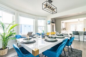 Dining - 7BR | Patio, BBQ | West Seattle | Sophari Home I (Seattle)