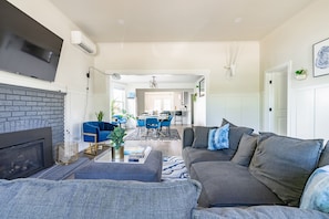 Smart TV - 7BR | Patio, BBQ | West Seattle | Sophari Home I (Seattle)