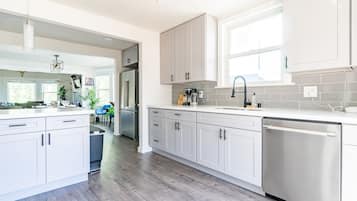 Coffee/tea maker, fridge, microwave, oven