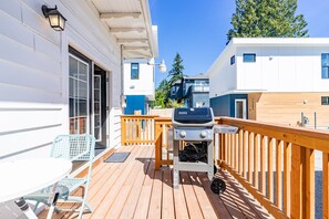 Outdoor dining - 7BR | Patio, BBQ | West Seattle | Sophari Home I (Seattle)
