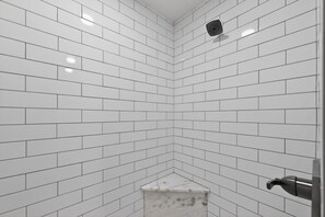 Hair dryer, towels, soap, shampoo - Lakefront Home with Hot Tub, Private Dock & Ramp (Hot Springs)