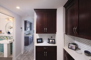 Een microgolfoven, een oven, een kookplaat, een vaatwasser