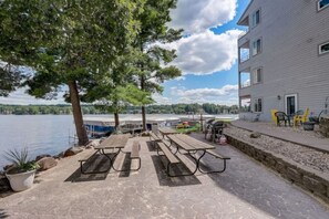 Outdoor dining - Dells Lakeview Oasis - A Waterfront Property (Wisconsin Dells)