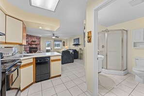 Private kitchen - Dells Lakeview Oasis - A Waterfront Property (Wisconsin Dells)